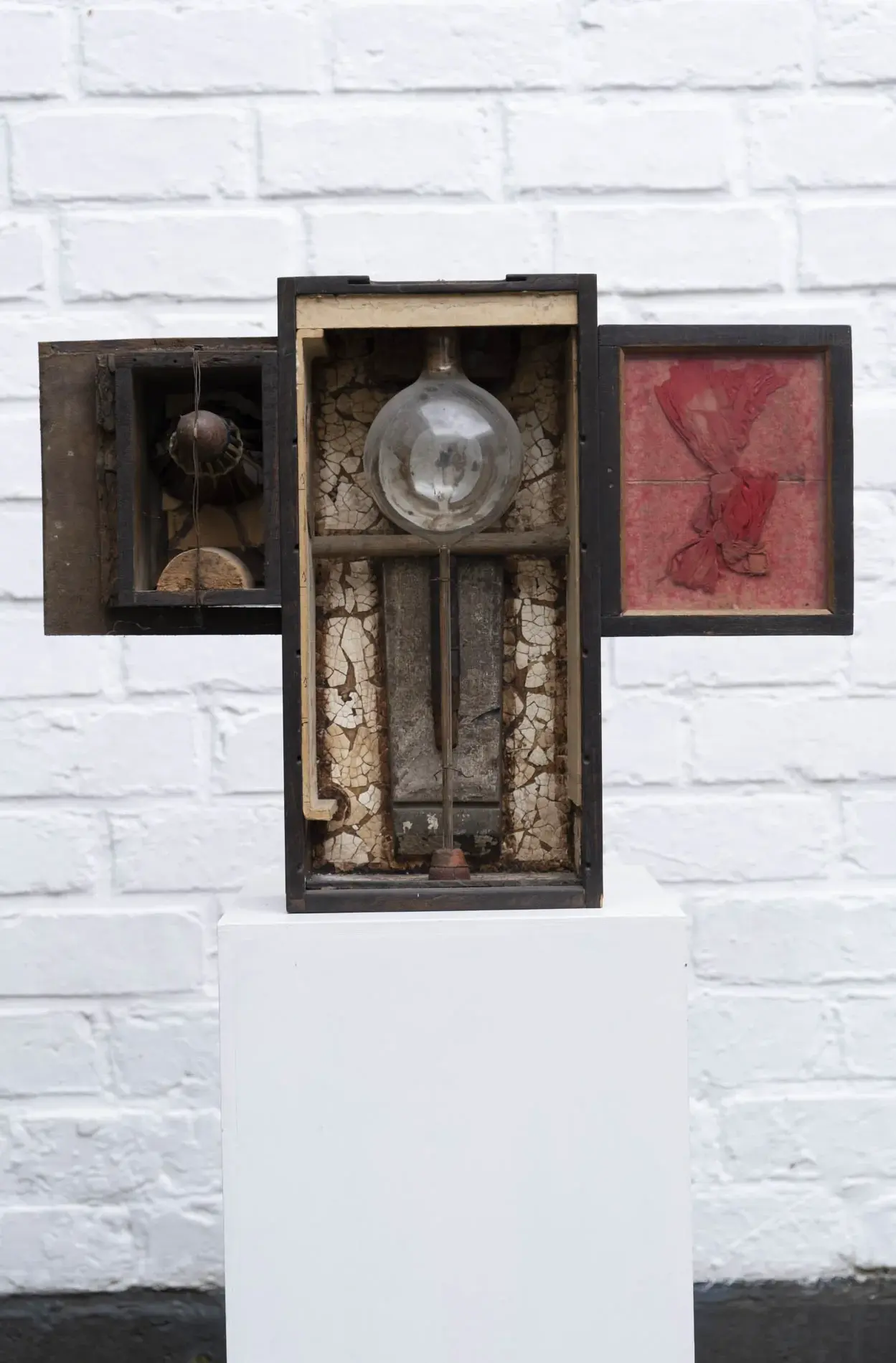 Christus kom thuis in een houten bakje by Camiel Van Breedam