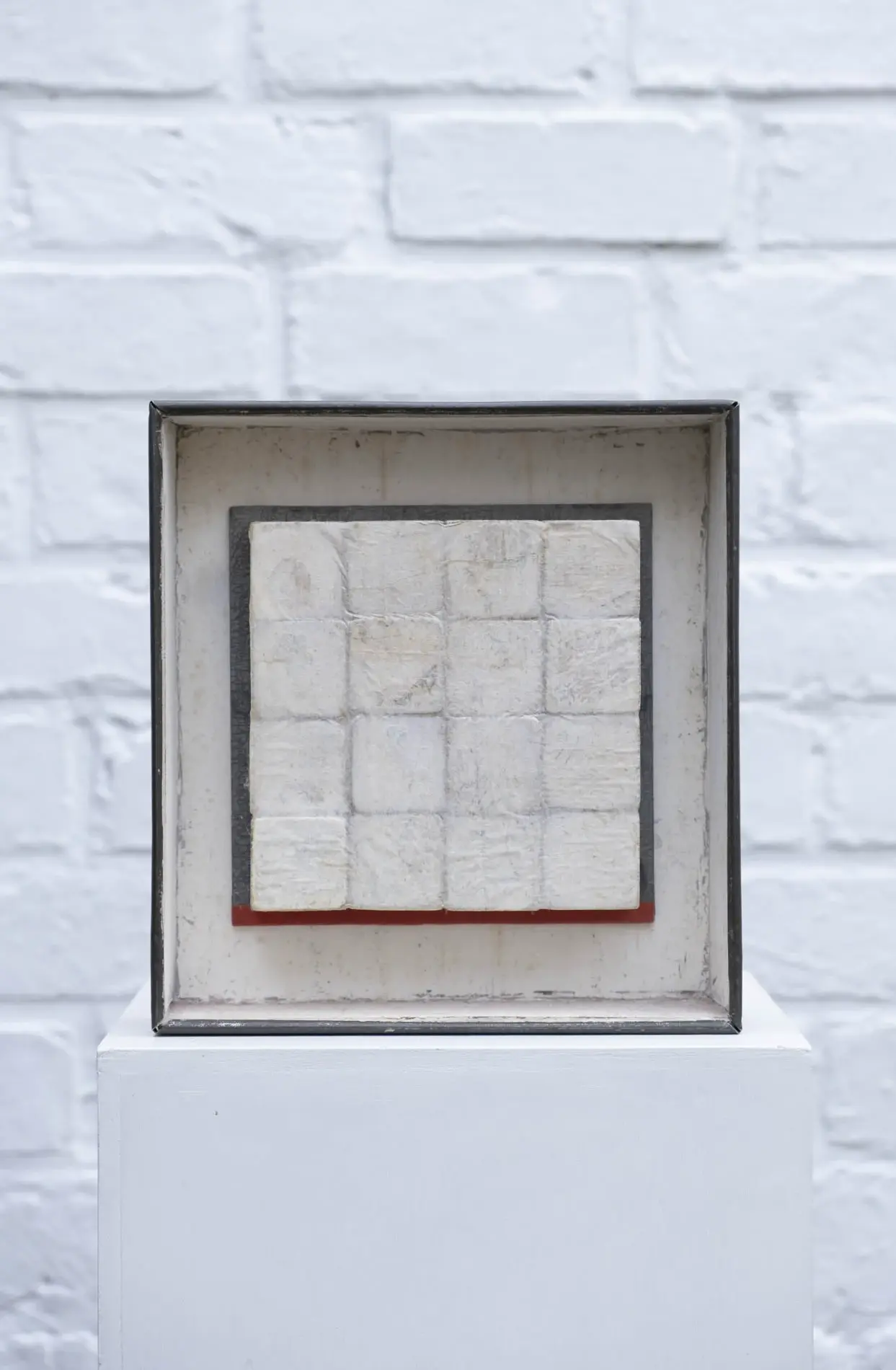 rode lijn eronder by Camiel Van Breedam